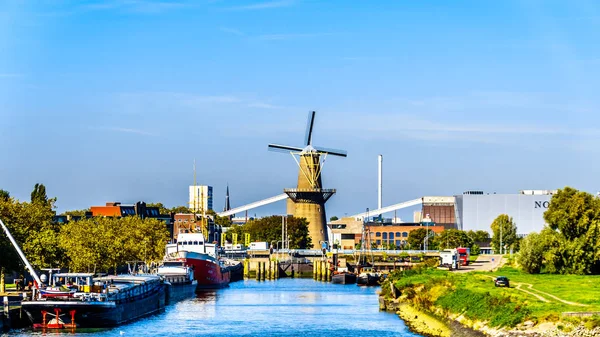 鹿特丹 2018年9月26日 鹿特丹港工业建筑中的一座历史管道风车 Nieuwe Maas 河上的旅游船上观看 — 图库照片