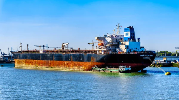 鹿特丹 2018年9月26日 在繁忙的 Waalhaven 远洋船 鹿特丹的一个分支 鹿特丹的凉亭 是进出欧洲大陆货物的主要港口之一 — 图库照片