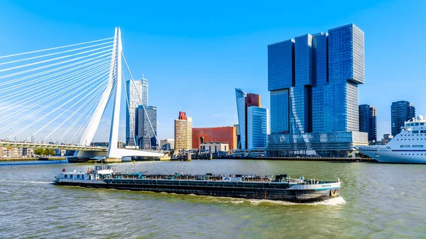 Rotterdam Nederland September 2018 Rijn Barge Nieuwe Maas Met Erasmusbrug — Stockfoto