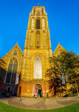 Rotterdam / Hollanda - 26 Eylül 2018: Rotterdam Merkezi Pazar Hall square yakınındaki Ortaçağ Saint Laurens kilisede uzun Kulesi