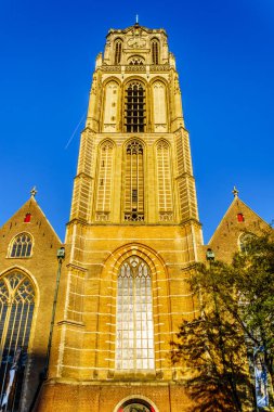 Rotterdam / Hollanda - 26 Eylül 2018: Rotterdam Merkezi Pazar Hall square yakınındaki Ortaçağ Saint Laurens kilisede uzun Kulesi