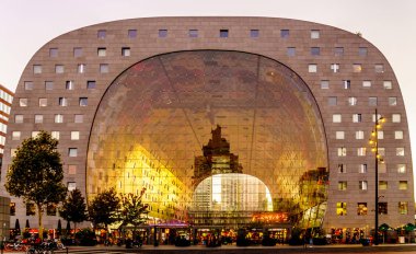 Rotterdam / Hollanda - 26 Eylül 2018: Market Hall 'un modern mimarisi, çok amaçlı bir bina, merkezdeki dükkanlar ve dışarıdaki at nalı içindeki daireler