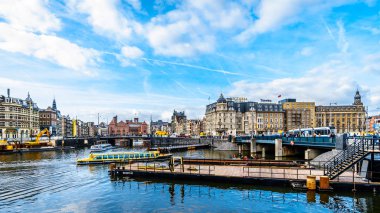 Amsterdam, Noord Holland/Hollanda - 3 Ekim 2018: Damrak kanalı tarihi Amsterdam şehir merkezinde Merkez İstasyon Meydanı'nın görünümü