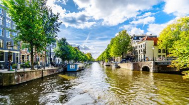 Amsterdam, Noord Holland/Hollanda - 3 Ekim 2018: Herengracht Kanalı görüntülendi tarihi Amsterdam şehir merkezinde Brouwersgracht kanaldan