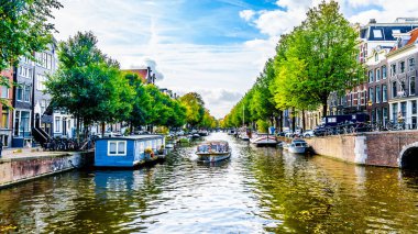Amsterdam, Noord Holland/Hollanda - 3 Ekim 2018: Herengracht Kanalı görüntülendi tarihi Amsterdam şehir merkezinde Brouwersgracht kanaldan