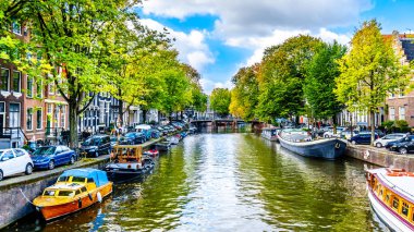 Amsterdam, Noord Holland/Hollanda - 3 Ekim 2018: kesişme noktalarında Brouwersgracht Amsterdam'da merkezi Herenmarkt ile boyunca tarihi evleri