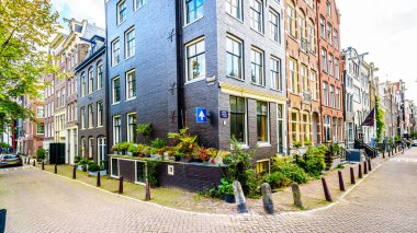 Amsterdam, Noord Holland/Hollanda - 3 Ekim 2018: sokak köşesinde Brouwersgracht ve Herengracht Amsterdam Merkez sokaklarda Kanal
