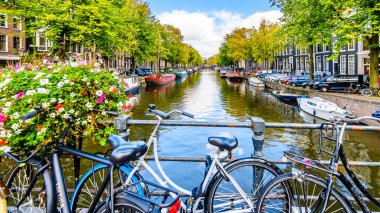 Amsterdam, Noord Holland/Hollanda - 3 Ekim 2018: bisiklet ve Keizersgracht Amsterdam'da merkezi Prinsenstraat köprüden çiçekler