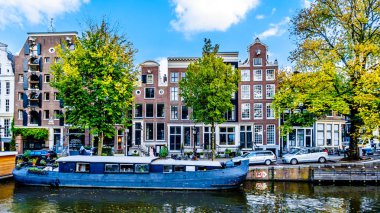 Amsterdam, Noord Holland/Hollanda - 3 Ekim 2018: Amsterdam'da merkezi Brouwersgracht kanalında klasik Gables ve ev tekne ile tarihi evleri
