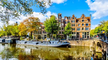 Amsterdam, Noord Holland/Hollanda - 3 Ekim 2018: Prinsengracht (Prens kanal) onun birçok tarihi evleri ile Lekkersluis köprü ve ev teknelerle Amsterdam Merkezi
