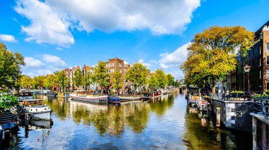 Amsterdam, Noord Holland/Hollanda - 3 Ekim 2018: Prinsengracht kanal ve Amsterdam'da merkezi Lekkeresluis Köprüsü'nden Brouwersgracht Kanal Görünümü