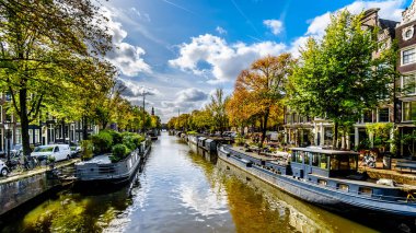 Amsterdam, Noord Holland/Hollanda - 3 Ekim 2018: Prinsengracht (Prens kanal) birçok ev Tekne Amsterdam'da merkezi ile Lekkersluis köprüsünde