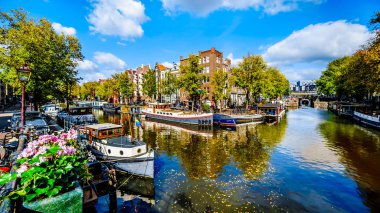 Amsterdam, Noord Holland/Hollanda - 3 Ekim 2018: Prinsengracht kanal ve Amsterdam'da merkezi Lekkeresluis Köprüsü'nden Brouwersgracht Kanal Görünümü