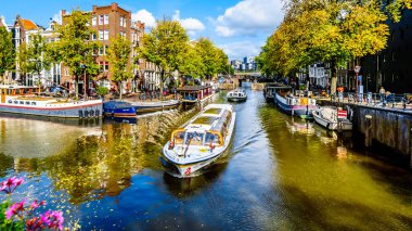 Amsterdam, Noord Holland/Hollanda - 3 Ekim 2018: Brouwersgracht kanalına turistik kanal tekne görünümü görüntülendi Amsterdam'da merkezi Lekkeresluis Köprüsü'nden