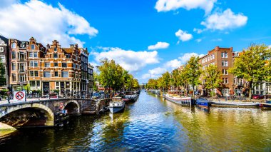 Amsterdam, Noord Holland/Hollanda - 3 Ekim 2018: Amsterdam'da merkezi Papiermolensluis Köprüsü'nden Prinsengracht kanalının görünümü