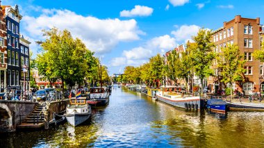 Amsterdam, Noord Holland/Hollanda - 3 Ekim 2018: Amsterdam'da merkezi Papiermolensluis Köprüsü'nden Prinsengracht kanalının görünümü
