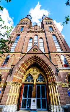 Amsterdam, Noord Holland/Hollanda - 3 Ekim 2018: iki ön Posthoorn kilise bazilika Prinsengracht kanal, Amsterdam merkezine yakın Haarlemmerstraat üzerinde kule