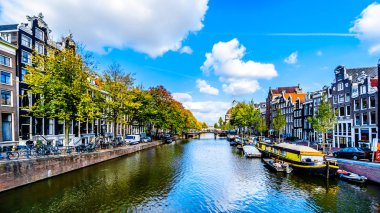 Amsterdam, Noord Holland/Hollanda - 3 Ekim 2018: Singel kanal görüntülendi Heart of Amsterdam Blauwburgwal Köprüsü'nden