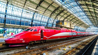 Amsterdam, Noord Holland/Hollanda - 3 Ekim 2018: yüksek hızlı Thalys tren Amsterdam ve Paris'te arasında Amsterdam Merkez İstasyonu'na hareket etmeye hazır mı