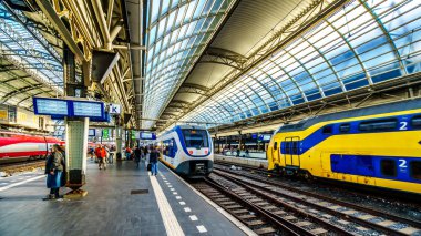 Amsterdam, Noord Holland/Hollanda - 3 Ekim 2018: onların tren Amsterdam Centraal yoğun bir tren istasyonunda bekleyen yolcular