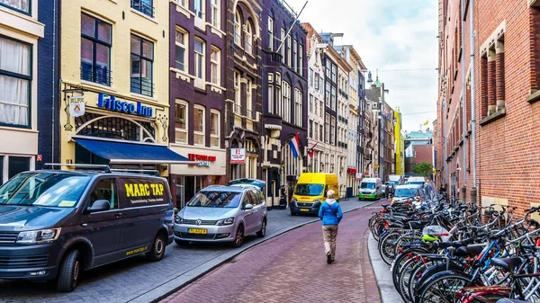 Amsterdam Noord Holland Netherlands Oct 2018 Tourist Walking Passed Bikes — Stock Photo, Image
