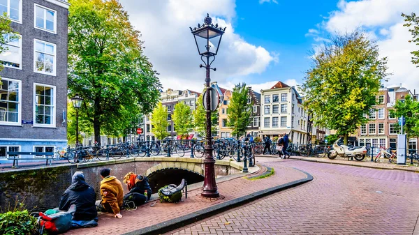 Amsterdam Severní Holandsko Nizozemsko Oct 2018 Turisté Visí Ven Mostě — Stock fotografie