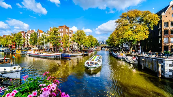 Amsterdam, Noord Holland/Hollanda - 3 Ekim 2018: Brouwersgracht kanalına turistik kanal tekne görünümü görüntülendi Amsterdam'da merkezi Lekkeresluis Köprüsü'nden