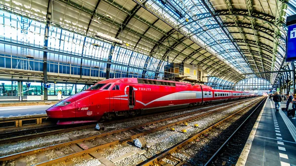 Amsterdam, Noord Holland/Hollanda - 3 Ekim 2018: yüksek hızlı Thalys tren Amsterdam ve Paris'te arasında Amsterdam Merkez İstasyonu'na hareket etmeye hazır mı