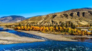 Sadece Kuzey British Columbia, Kanada Trans Kanada karayolu Fraser Kanyon yolu üzerinde Spences kasabanın Köprüsü Thompson Nehri çevreleyen sonbahar renkleri