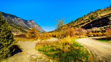 Trans Kanada Otoban, Otoyol 1, British Columbia Kanada'da Fraser Kanyon yolu üzerinde Goldpan Provincial Park Thompson nehirde çevreleyen sonbahar renkleri