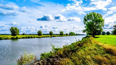 Maas-Waal Canal Malden kasaba yanında. Kanala bağlanmak merkezi Hollanda - görüntü Maas ve Waal nehirlerdeki