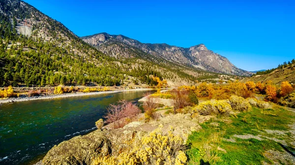 Trans Kanada Otoban, Otoyol 1, British Columbia Kanada'da Fraser Kanyon yolu üzerinde Goldpan Provincial Park Thompson nehirde çevreleyen sonbahar renkleri