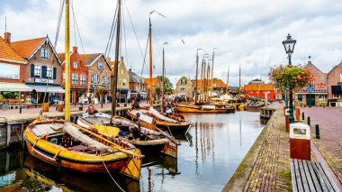 Bunschoten-Spakenburg/Hollanda - 2 Ekim 2018: Geleneksel ahşap balıkçı tekneleri, Botters, tarihi balıkçı köyü Bunschoten-Spakenburg Hollanda limanında demirlemiş, denilen