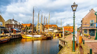 Bunschoten-Spakenburg/Hollanda - 2 Ekim 2018: Geleneksel ahşap balıkçı tekneleri, Botters, tarihi balıkçı köyü Bunschoten-Spakenburg Hollanda limanında demirlemiş, denilen