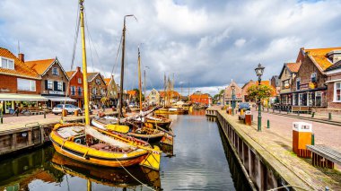 Bunschoten-Spakenburg/Hollanda - 2 Ekim 2018: Geleneksel ahşap balıkçı tekneleri, Botters, tarihi balıkçı köyü Bunschoten-Spakenburg Hollanda limanında demirlemiş, denilen