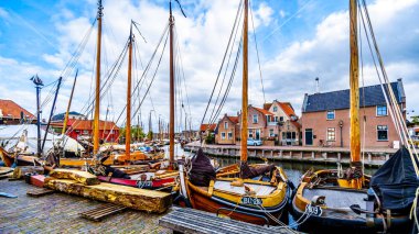 Bunschoten-Spakenburg/Hollanda - 2 Ekim 2018: Geleneksel ahşap balıkçı tekneleri, Botters, tarihi balıkçı köyü Bunschoten-Spakenburg Hollanda limanında demirlemiş, denilen