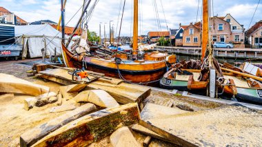 Bunschoten-Spakenburg/Hollanda - 2 Ekim 2018: Onarım bir geleneksel ahşap balıkçı tekneleri, liman, tarihi Hollanda balıkçı köyü Bunschoten-Spakenburg denilen Botters sürüyor