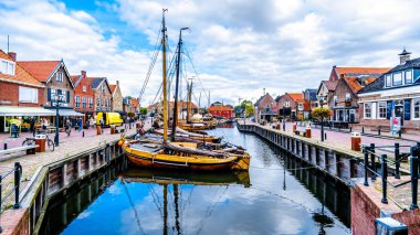 Bunschoten-Spakenburg/Hollanda - 2 Ekim 2018: Geleneksel ahşap balıkçı tekneleri, Botters, tarihi balıkçı köyü Bunschoten-Spakenburg Hollanda limanında demirlemiş, denilen