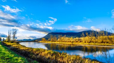 Günbatımı Nicomen Slough Deroche şehirleri ve misyonu, British Columbia, Kanada arasında Lougheed yolu boyunca üzerinde