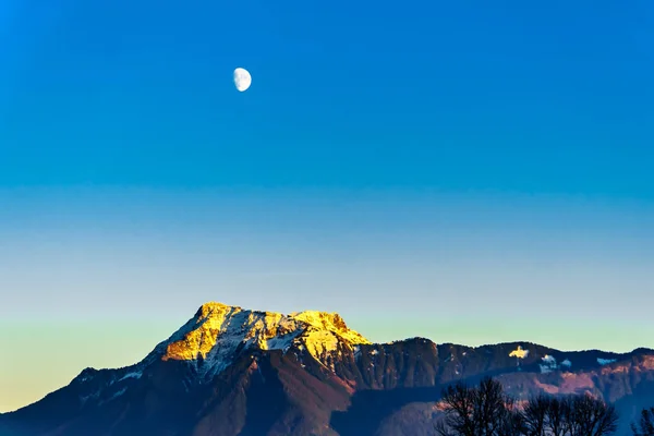 Moon Rising Při Západu Slunce Nad Cheam Mountain Kaskádové Pohoří — Stock fotografie