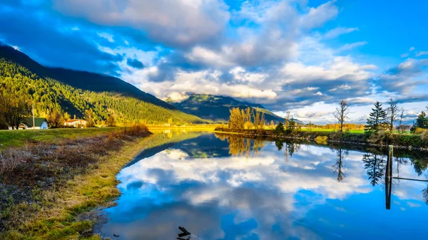 Günbatımı Nicomen Slough Deroche Şehirleri Misyonu British Columbia Kanada Arasında — Stok fotoğraf