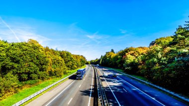 Duinen, Gelderland/Hollanda - 5 Ekim 2018: A28 veya E232 Otoban Zwolle ve Amesfoort arasındaki trafik görünüm. Hierderweg Üstgeçit görüntülendi 