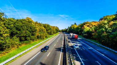 Duinen, Gelderland/Hollanda - 5 Ekim 2018: A28 veya E232 Otoban Zwolle ve Amesfoort arasındaki trafik görünüm. Hierderweg Üstgeçit görüntülendi 