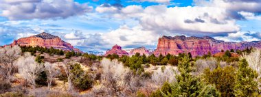 Red Rock Dağları Kuzey Arizona Coconino Ulusal Ormanı Amerika Birleşik Devletleri'nde Sedona'da şehir etrafında. Soldan sağa: Katedrali Rock, Bell Rock, adliye Butte 