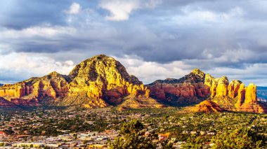 Thunder Dağı üzerinde gün batımı ve Kuzey Arizona 'daki Sedona kasabasını çevreleyen diğer kızıl kaya dağları Coconino Ulusal Ormanı, Amerika Birleşik Devletleri