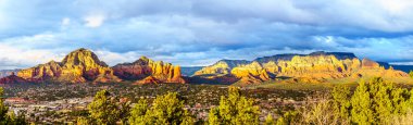Thunder Dağı üzerinde gün batımı ve Kuzey Arizona 'daki Sedona kasabasını çevreleyen diğer kızıl kaya dağları Coconino Ulusal Ormanı, Amerika Birleşik Devletleri