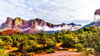 Kuzey Arizona içinde Coconino National Forest, Amerika Birleşik Devletleri Sedona'da şehri çevreleyen dağlar rock Lee dağ ve diğer kırmızı
