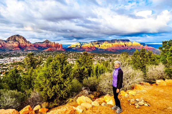 Senior Woman Enjoying Sunset Thunder Mountain Other Red Rock Mountains — Stock Photo, Image
