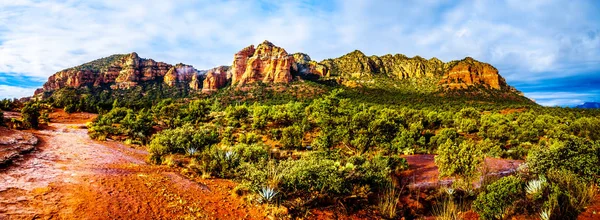 Colorful Cathedral Rock Other Red Rock Mountains Village Oak Creek — Stock Photo, Image