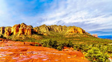 Renkli katedral Rock ve kırmızı rock Dağları arasında köy Oak Creek ve Sedona Kuzey Arizona içinde Coconino National Forest, Amerika Birleşik Devletleri